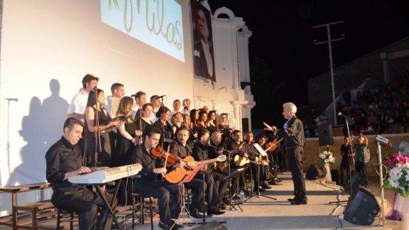 Milas Halk Eğitim Merkezi Defile Gösterisi ve Müzik Öğretmenleri Korosu ve Orkestrası Anfi Tiyatroda Sahnelendi. 