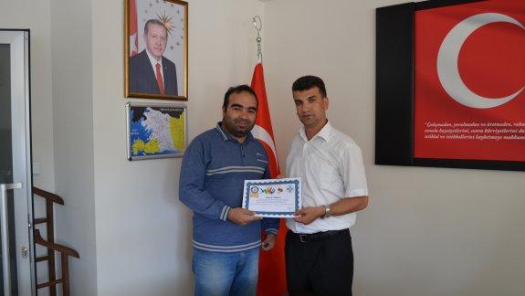 İlçe Milli Eğitim Müdürü Sayın İsa BAL Çizgi Gazetesi sahibi Kemal SÜRGÜN´e teşekkür belgesi verdi.