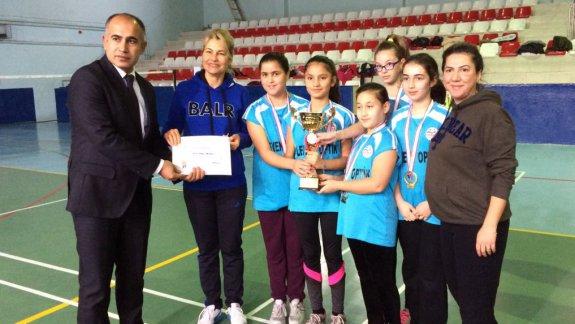 Merkez Ortaokulu Beden Eğitimi öğretmenimiz Reyhan Gürpınar´ın hazırlamış olduğu Küçük Kızlar Badminton takımımız düzenlenen müsabakalarda İl Birincisi olmuştur.