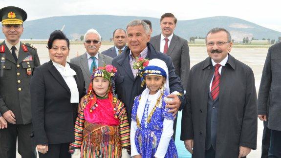 Muğla Valimiz Sayın Esengül CİVELEK hanımefendi, il ve ilçe protokol üyelerinin katılımlarıyla Tataristan Cumhuriyeti Cumhurbaşkanı Sayın Rüstem MİNNİHANOV, düzenlenen tören ile karşılandı.