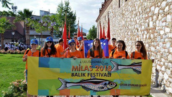 2.Uluslararası Milas Balık Festivali ve Çocuk Oyunları Şenliği düzenlenen kortej yürüyüşü ile başladı.