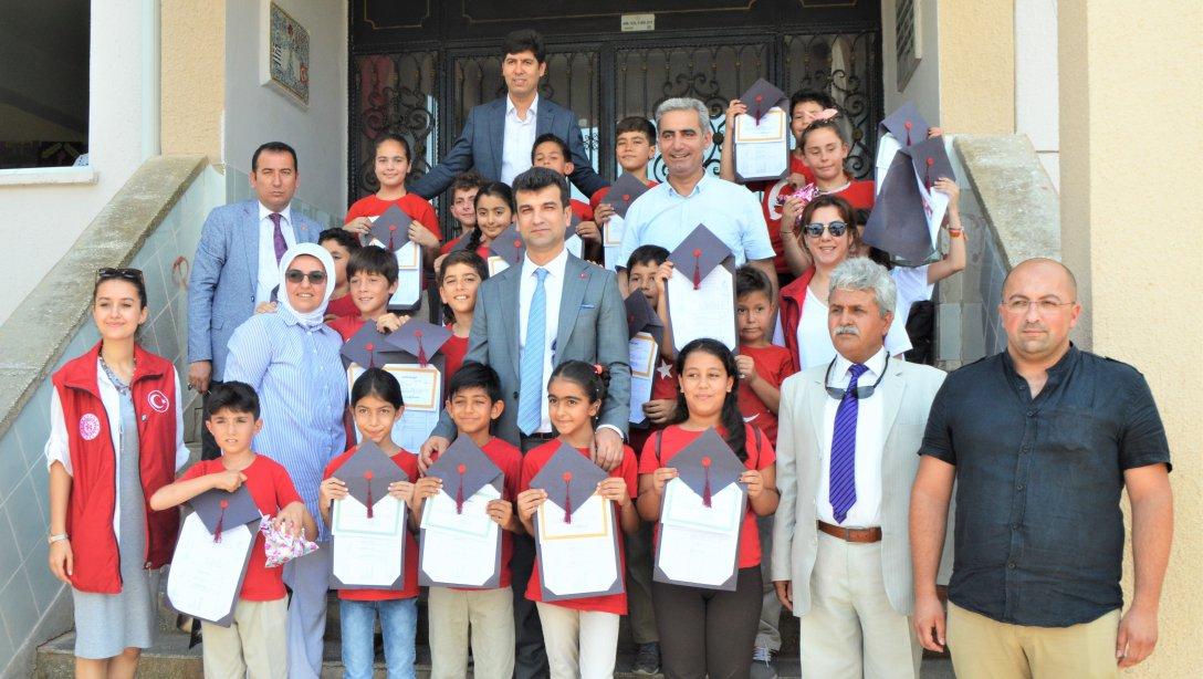 2018-2019 Eğitim-Öğretim yılının sona ermesiyle Güllük İlk/Ortaokulunda karne dağıtım töreni düzenlendi.
