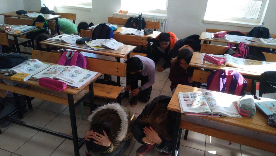 İlçemizdeki Tüm Okullarda Eş Zamanlı Deprem Tatbikatı Yapıldı.