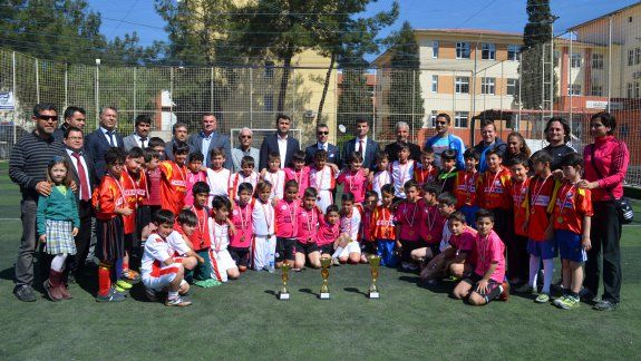 Milas İlçe Milli Eğitim Müdürlüğünce düzenlenen 23 Nisan Küçükler Futbol Turnuvasında Kupa Töreni.