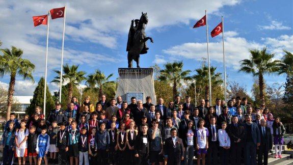 Kurtuluş Savaşı döneminde Atatürkün Ankaraya ayak bastığı gün olarak kutlanan ve her yıl bu günün anısına düzenlenen 27 Aralık Atatürk Kır koşusu ilçemiz de düzenlendi.