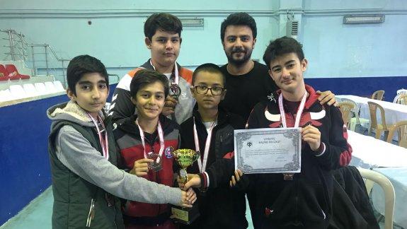 satranç turnuvasında İmi Koleji Lise gençler takımı il ikincisi olmuş kupa ve madalya kazanmıştır. İmi Koleji ortaokul yıldızlar takımı ise turnuvayı dördüncü bitirerek kupa ve madalya almaya hak kazanmıştır. 