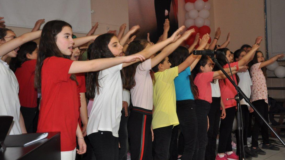 Sakarya Ortaokulunda ilk kez Çocuk Müzisyenler Festivali düzenlendi.