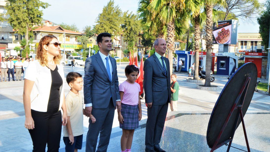 2019-2020 Eğitim Öğretim yılının açılışı ve İlköğretim Haftası kutlama programı kapsamında bugün ilk olarak Atapark Meydanında Atatürk Anıtı'na çelenk sunuldu.