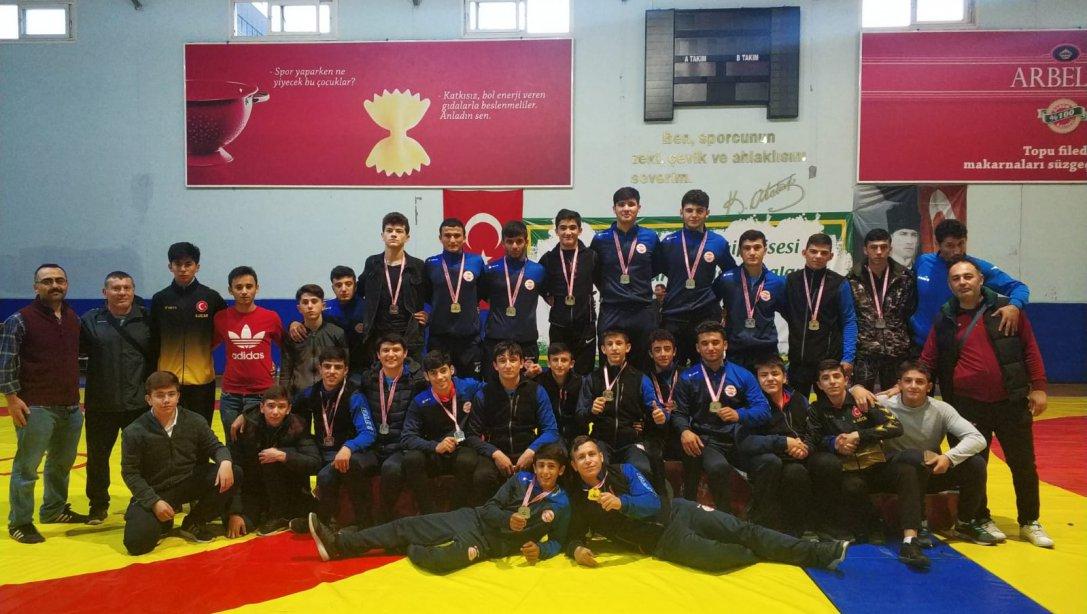 Anadolu İmam Hatip Liseleri Arası Güreş Müsabakalarında 24 Madalya Kazandık.  