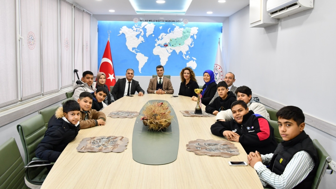 Dibekdere İzzet Özcan Ortaokulu Voleybol Takımından Başarı Ziyareti.