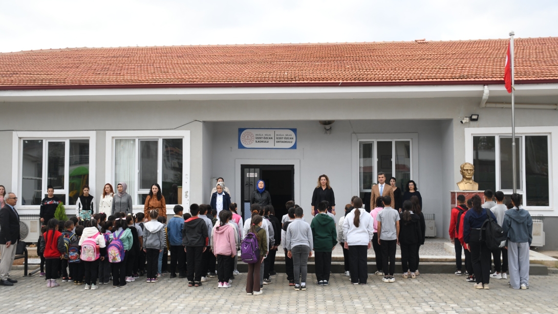 Yeni Haftaya Bayrak Töreni ile Başlangıç